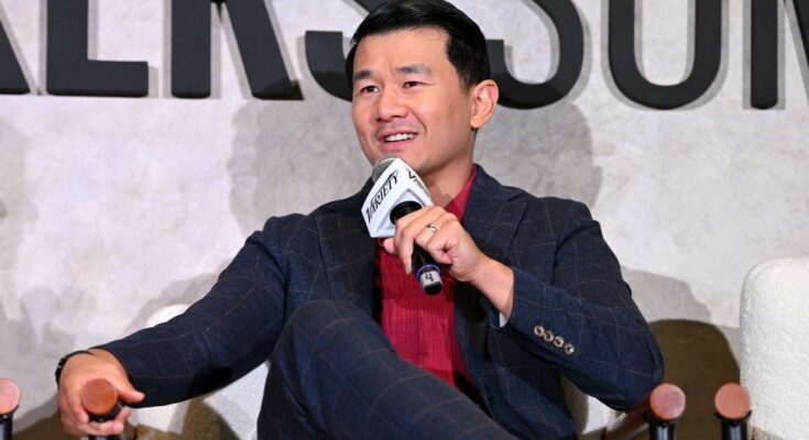 Datos profesionales de Jake Tapper, Ronny Chieng