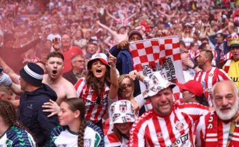 LONDRES, Inglaterra - 24 de mayo: los fanáticos de Sunderland celebran en el partido final del Campeonato Sky BET entre Sheffield United y Sunderland en el estadio Wembley el 24 de mayo de 2025 en Londres, Inglaterra. (Foto de Robbie Jay Barratt - Ama / Getty Images)