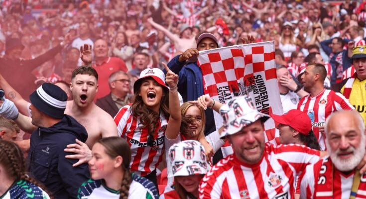 LONDRES, Inglaterra - 24 de mayo: los fanáticos de Sunderland celebran en el partido final del Campeonato Sky BET entre Sheffield United y Sunderland en el estadio Wembley el 24 de mayo de 2025 en Londres, Inglaterra. (Foto de Robbie Jay Barratt - Ama / Getty Images)