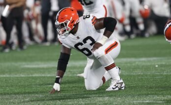 Charlotte, NC - 08 de agosto: los Cleveland Browns se enfrentan a la defensiva Ralph Holley (63) en un partido de fútbol anterior a la temporada de la NFL entre los Browns de Cleveland y los Carolina Panthers en el 8 de agosto de 2025, en el estadio del Banco de América en Charlotte, NC (Foto de John Byrum / Icon Sportswire a través de Getty Images))))))))))))))))))))))))))))))))))))))))))))))))))))))))))))))))))))))))))))))))))))))))))))