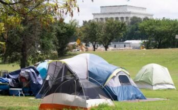Se ve un campamento para personas sin hogar cerca de Lincoln Memorial en Washington el miércoles 13 de agosto.