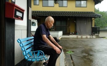 Toshiyuki Mimaki, 83, co -presidente de Nihon Hidankyo, un grupo de sobrevivientes del Premio Nobel de la Paz en Japón, está fuera de su granja, a unas 10 millas de la ciudad de Hiroshima.