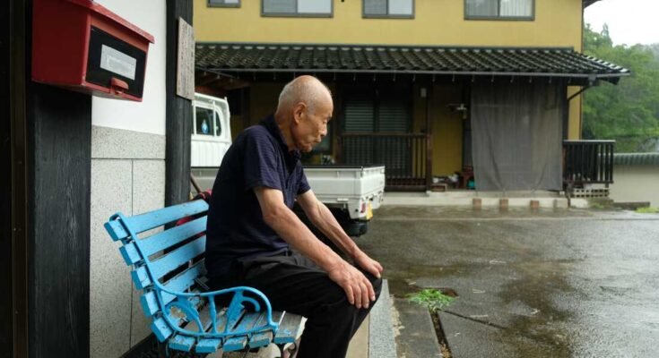 Toshiyuki Mimaki, 83, co -presidente de Nihon Hidankyo, un grupo de sobrevivientes del Premio Nobel de la Paz en Japón, está fuera de su granja, a unas 10 millas de la ciudad de Hiroshima.