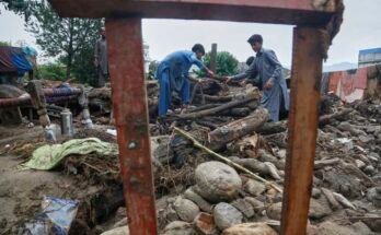 Los niños recolectan madera y otros objetos útiles a través de los escombros de su casa dañada después de las inundaciones repentinas el viernes en un distrito de Pir Baba, un área del distrito de Biner, en el noroeste de Pakistán el 17 de agosto de 2025.