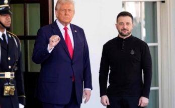 DOSSIER - El presidente Donald Trump da la bienvenida al presidente de Ucrania Volodymyr Zelenskyy en la Casa Blanca en Washington, el viernes 28 de febrero de 2025.