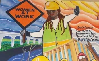 Se ve una pintura de pared del artista Tene Smith cerca de la entrada a las mujeres de Chicago en los oficios, una organización sin fines de lucro dedicada a la capacitación y conservación de las mujeres en las profesiones de construcción calificadas se fotografia el 1 de abril de 2025 en el establecimiento de Chicago. (AP Photo / Claire Savage, archivo)