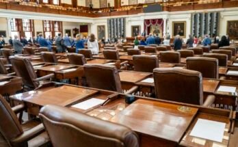 Ha habido muchas sillas vacías pertenecientes a los demócratas en la Cámara de Representantes de Texas. Bloquean un quórum necesario para permitir que los republicanos voten a pedido del presidente Trump nuevas cartas en las elecciones del Congreso del próximo año.