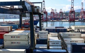 Una vista general muestra contenedores de envío en el puerto de Keelung el 1 de agosto