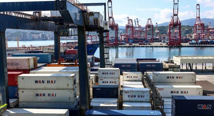 Una vista general muestra contenedores de envío en el puerto de Keelung el 1 de agosto
