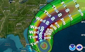 Una tarjeta muestra las probables horas de llegada de vientos de tiempo tropical a lo largo de la costa este, conducido por el huracán Erin. Los pronosticadores también dicen que los bancos externos de Carolina del Norte y las áreas vecinas podrían comenzar a ver el agua alta de la tormenta el martes.