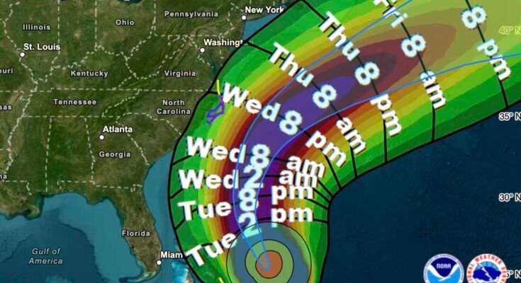 Una tarjeta muestra las probables horas de llegada de vientos de tiempo tropical a lo largo de la costa este, conducido por el huracán Erin. Los pronosticadores también dicen que los bancos externos de Carolina del Norte y las áreas vecinas podrían comenzar a ver el agua alta de la tormenta el martes.