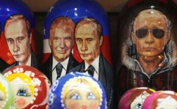 Un Matryoshka, las muñecas de madera rusas tradicionales, que representan al presidente de los Estados Unidos, Donald Trump, y al presidente ruso Vladimir Putin se publican a la venta en una tienda de recuerdos en Saint Petersburg, Rusia, el miércoles 13 de agosto de 2025.