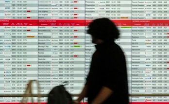 El viernes, los vuelos de Air Canada cancelados y retrasados son visibles en el Consejo de Salida del Aeropuerto Internacional de Montreal-Pierre Elliott Trudeau.