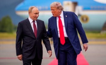 El presidente Trump da la bienvenida al presidente ruso Vladimir Putin a la base de la base de Elmendorf-Richardson el viernes en Anchorage, Alaska. Durante su vuelo a Alaska, Trump dijo que su máxima prioridad era un alto el fuego en la Guerra de Rusia-Ucrania. Después de reunirse con Putin, Trump dijo que un alto el fuego no era esencial y que era mejor pedir un acuerdo de paz permanente.