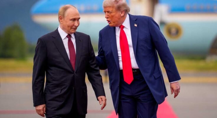 El presidente Trump da la bienvenida al presidente ruso Vladimir Putin a la base de la base de Elmendorf-Richardson el viernes en Anchorage, Alaska. Durante su vuelo a Alaska, Trump dijo que su máxima prioridad era un alto el fuego en la Guerra de Rusia-Ucrania. Después de reunirse con Putin, Trump dijo que un alto el fuego no era esencial y que era mejor pedir un acuerdo de paz permanente.