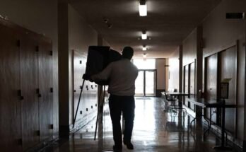 Un miembro de la Oficina de la Oficina de la Oficina del Condado de Kenosha estableció cabañas de votación el 21 de octubre de 2024, en preparación para la votación temprana en persona en Kenosha, Wisconsionnes.