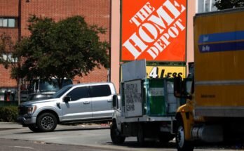 El logotipo de Home Depot se muestra fuera de una tienda en Los Ángeles, donde los agentes de inmigración arrestaron a los trabajadores del día después de saltar de un camión de alquiler.