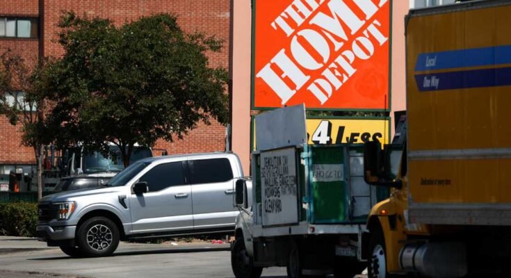 El logotipo de Home Depot se muestra fuera de una tienda en Los Ángeles, donde los agentes de inmigración arrestaron a los trabajadores del día después de saltar de un camión de alquiler.