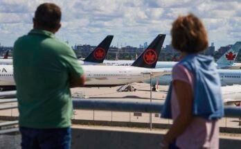 Los viajeros están viendo los aviones terrestres de Canadá como una participación de vuelo en el Aeropuerto Internacional de Pearson en Toronto el lunes.