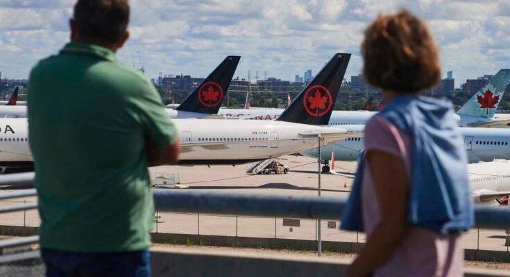 Los viajeros están viendo los aviones terrestres de Canadá como una participación de vuelo en el Aeropuerto Internacional de Pearson en Toronto el lunes.