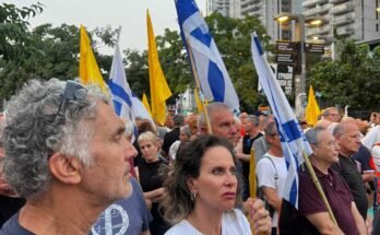 Oficiales de jubilación de la Fuerza Aérea Israeli protestan contra la guerra en Gaza fuera de la sede del Ministerio de Defensa del país en Tel Aviv el 12 de agosto de 2025