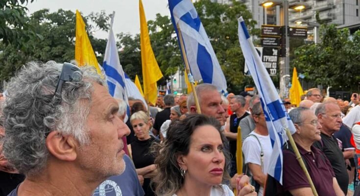 Oficiales de jubilación de la Fuerza Aérea Israeli protestan contra la guerra en Gaza fuera de la sede del Ministerio de Defensa del país en Tel Aviv el 12 de agosto de 2025