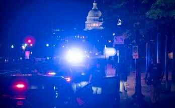 Los miembros del FBI y el Departamento de Policía Metropolitana del DC lideran una parada de tráfico cerca de la capital estadounidense en Washington, DC, el 14 de agosto.