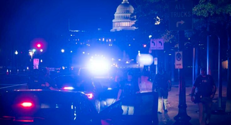 Los miembros del FBI y el Departamento de Policía Metropolitana del DC lideran una parada de tráfico cerca de la capital estadounidense en Washington, DC, el 14 de agosto.