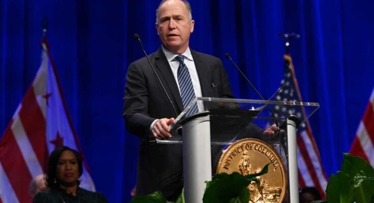 El fiscal general de Washington, DC, Brian Schwalb, ha puesto a Acción Legal disputando lo que él llama el "El intento ilegal del gobierno federal de tomar el control del Departamento de Policía Metropolitana del Distrito de Columbia."