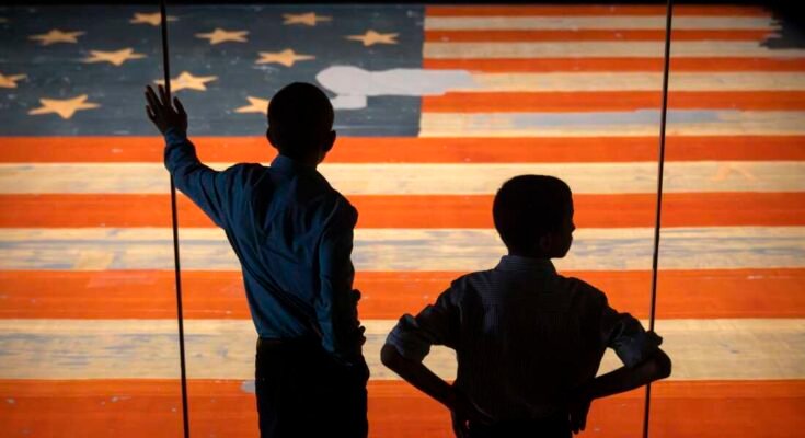 Los niños miran la estrella de Banner Spangled, la bandera que inspiró las palabras del himno nacional estadounidense, en el Museo Nacional de Historia Americana de Smithsonian, martes 10 de junio de 2025, en Washington, DC