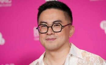 Bowen Yang posa para los fotógrafos cuando llegó a la gala de apertura de BFI Flare para la película The Wedding Banquet en Londres, el 19 de marzo de 2025.