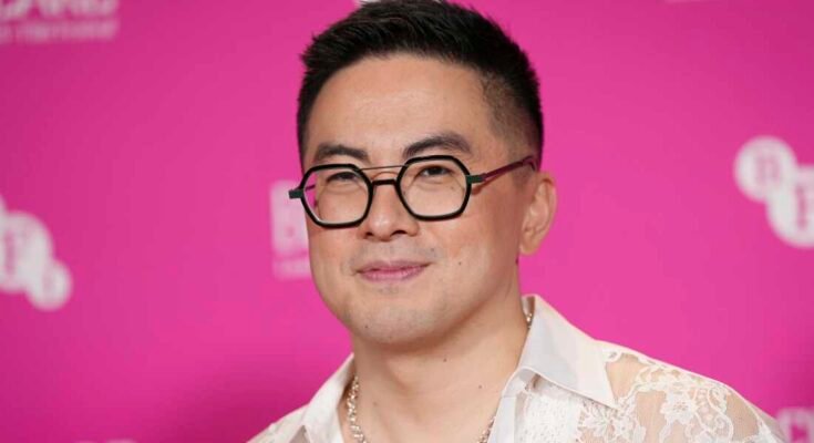Bowen Yang posa para los fotógrafos cuando llegó a la gala de apertura de BFI Flare para la película The Wedding Banquet en Londres, el 19 de marzo de 2025.