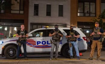 La policía estableció un punto de control al costado de la carretera en la calle 14, el noroeste del miércoles en Washington, el presidente de DC Trump desplegó oficiales federales y la Guardia Nacional para colocar el Servicio de Policía Metropolitana de DC bajo el control federal y ayudar a la prevención de la delincuencia en la capital nacional.