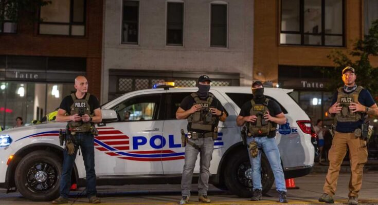 La policía estableció un punto de control al costado de la carretera en la calle 14, el noroeste del miércoles en Washington, el presidente de DC Trump desplegó oficiales federales y la Guardia Nacional para colocar el Servicio de Policía Metropolitana de DC bajo el control federal y ayudar a la prevención de la delincuencia en la capital nacional.