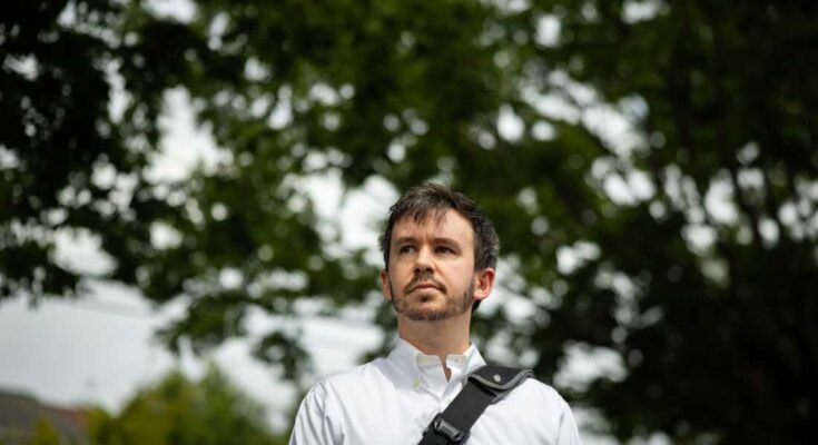 Joe McLean, abogado, posa para un retrato en el sureste de Washington, DC, el 13 de agosto de 2025. McLean está preocupado por el despliegue de la Guardia Nacional y la Policía Federal, y cree que no es necesario. Crédito: Maansi Srivastava / NPR