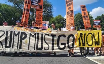 Cientos de manifestantes ocurren en la Casa Blanca el 16 de agosto de 2025.