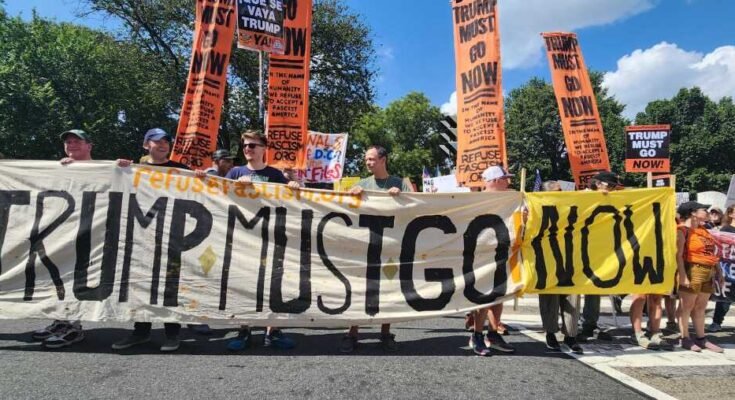 Cientos de manifestantes ocurren en la Casa Blanca el 16 de agosto de 2025.