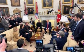 El presidente Donald Trump se reúne con el presidente de Ucrania Volodymyr Zelenskyy en la Oficina Oval de la Casa Blanca en Washington, el viernes 28 de febrero de 2025. (AP Photo / Mstyslav Chernov)