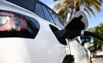 Una identificación de Volkswagen.4 Carga de vehículos eléctricos a través de un cargador rápido en Torrance, California, el 23 de febrero de 2024. Un programa federal para financiar cargadores rápidos en los Estados Unidos ha estado en descanso durante seis meses, pero la administración Trump lo está reiniciando ahora.