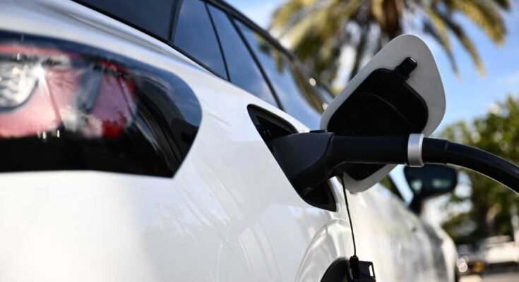 Una identificación de Volkswagen.4 Carga de vehículos eléctricos a través de un cargador rápido en Torrance, California, el 23 de febrero de 2024. Un programa federal para financiar cargadores rápidos en los Estados Unidos ha estado en descanso durante seis meses, pero la administración Trump lo está reiniciando ahora.