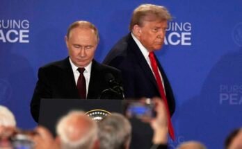 El presidente Donald Trump y el presidente ruso Vladimir Putin llegan a una conferencia de prensa conjunta en la base conjunta Elmendorf-Richardson, Alaska, el viernes 15 de agosto de 2025.
