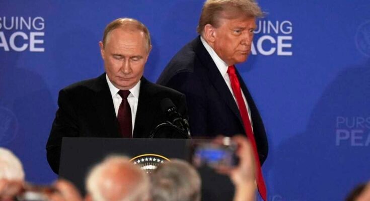 El presidente Donald Trump y el presidente ruso Vladimir Putin llegan a una conferencia de prensa conjunta en la base conjunta Elmendorf-Richardson, Alaska, el viernes 15 de agosto de 2025.