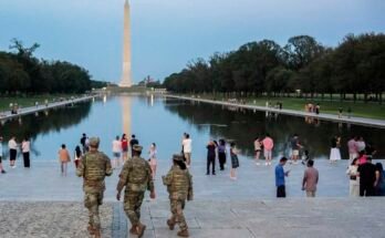 Miembros de la Patrulla del Distrito de la Guardia Nacional de Columbia a lo largo del centro comercial nacional el sábado 16 de agosto de 2025 en Washington.