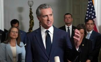 Acompañado por los legisladores de California y Texas, el gobernador de California Gavin Newsom habla en apoyo de los legisladores demócratas de Texas para su desconexión para bloquear una votación sobre un plan para redescubrir el Congreso buscado por el presidente Donald Trump, durante una conferencia de prensa en Sacramento, California, viernes 8 de agosto de 2025.