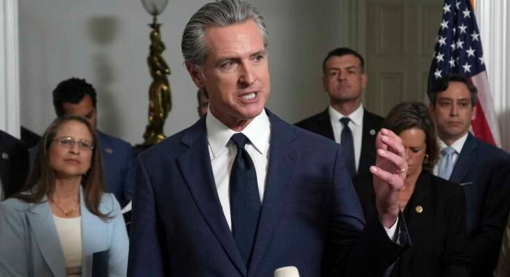 Acompañado por los legisladores de California y Texas, el gobernador de California Gavin Newsom habla en apoyo de los legisladores demócratas de Texas para su desconexión para bloquear una votación sobre un plan para redescubrir el Congreso buscado por el presidente Donald Trump, durante una conferencia de prensa en Sacramento, California, viernes 8 de agosto de 2025.
