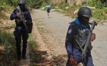 La policía está patrullando el área cerca del orfanato de Saint-Helene en el distrito de Kenscoff de Port-Au-Prince, Haití.