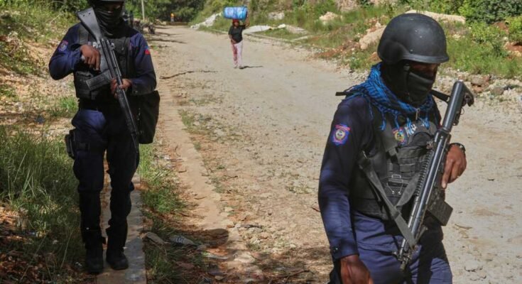La policía está patrullando el área cerca del orfanato de Saint-Helene en el distrito de Kenscoff de Port-Au-Prince, Haití.
